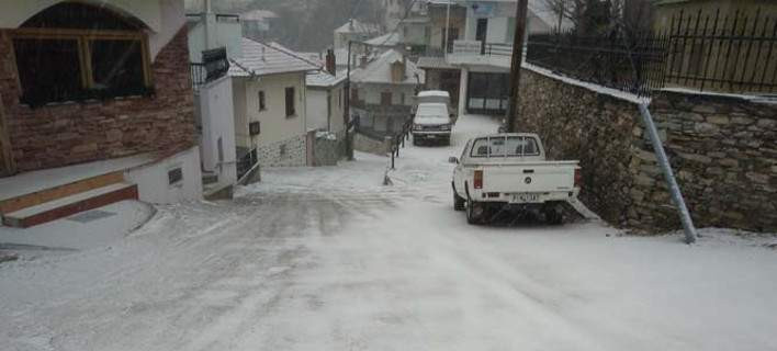 Χιονίζει από το πρωί σε όλη την Ελλάδα-Πού θα κάνουν λευκά Χριστούγεννα – Δείτε εικόνες και βίντεο